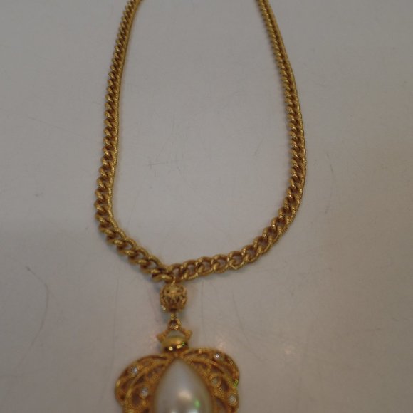 Vintage AVON Faux Pearl Bug/Scarab Goldtone Necklace & Pendant 18" - Picture 9 of 16
